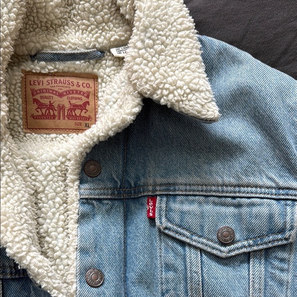 Levi's Women's Original Sherpa Trucker Jacket - Picture 9 of 9